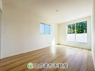 【洋室】 | ハートフルタウン宇都宮市下岡本町2115番　B号棟 | 柔らかい陽光が差し込む明るいお部屋を演出する設計。彩光の取れる窓が気持ちの良いお部屋を創り上げます。
