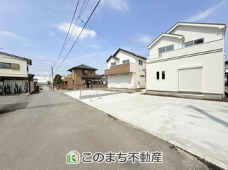 【前面道路含む現地写真】 | ハートフルタウン宇都宮市下岡本町2115番　B号棟 | 前面道路は広々としてます！運転が苦手な方でもお車の出し入れ簡単で安心です☆
