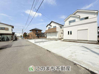 【前面道路含む現地写真】 | ハートフルタウン宇都宮市下岡本町2115番　B号棟 | 前面道路は広々としてます！運転が苦手な方でもお車の出し入れ簡単で安心です☆
