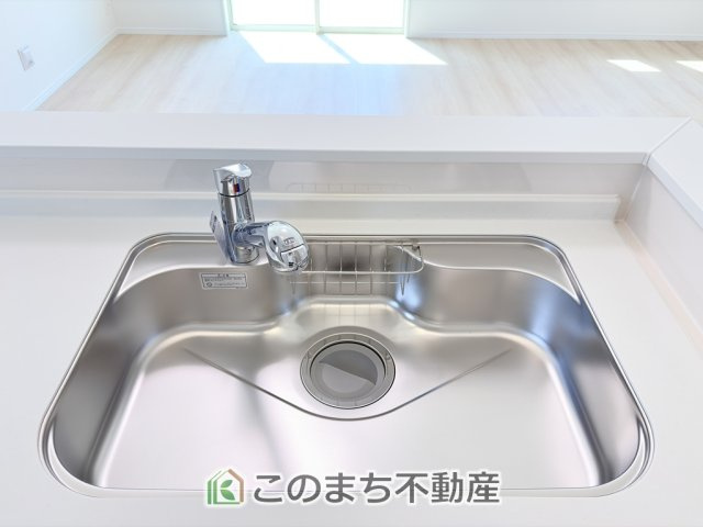 ハートフルタウン宇都宮市下岡本町2115番の設備|ビルトイン型浄水器を内蔵したキッチン水栓。お米を研いだり、野菜を洗ったりするときなど用途に応じてワンタッチで浄水に切り替えが可能です。カートリッジ式なので、フィルターを簡単に交換する事が出来ます。
