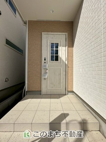 ハートフルタウン宇都宮市下岡本町2115番の玄関|玄関周りは家の顔！スタイリッシュな玄関が特徴です！
