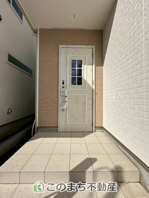 【玄関】 | ハートフルタウン宇都宮市下岡本町2115番　B号棟 | 玄関周りは家の顔！スタイリッシュな玄関が特徴です！
