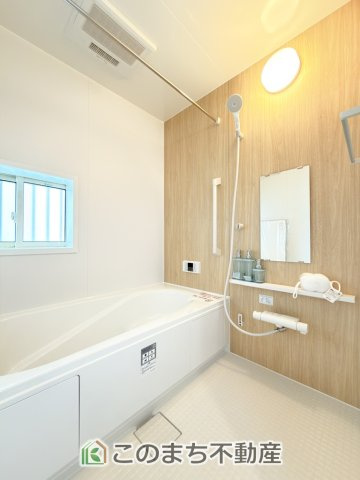 ハートフルタウン宇都宮市下岡本町2115番の浴室|"ゆったり１坪バスには換気・乾燥・暖房機能付き！！
大人も足を伸ばせるゆったり浴槽！！
ご家族皆さんで入っても、一人でゆっくり入っても一日の疲れを癒してくれるお風呂です！！"
