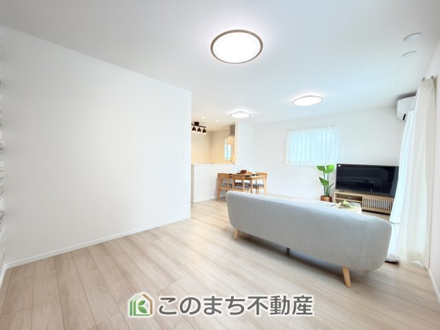 ハートフルタウン宇都宮市下岡本町2115番の居間・リビング|"ＬＤＫは家族団欒スペースとしては十分な広さです！
大きいダイニングテーブル、カウチ付きソファ、大型ＴＶも気兼ねなく配置可能！！"
