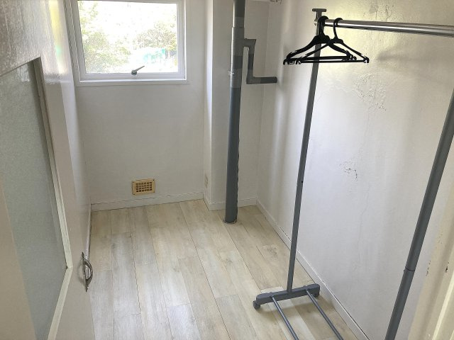 ドミールサニー緑町の玄関|玄関横には納戸付き、服好きにオススメ＾＾衣装部屋としてどうぞ