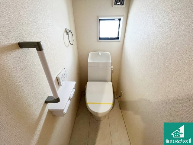 赤穂市片浜町　第3期　新築一戸建てのトイレ|1・2階の2ヶ所にあるので、朝の忙しい時間の順番待ちもなく、深夜の利用にも大変便利です。