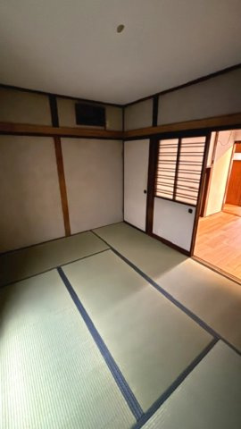 川西市久代３丁目　貸家の玄関|収納もある玄関です