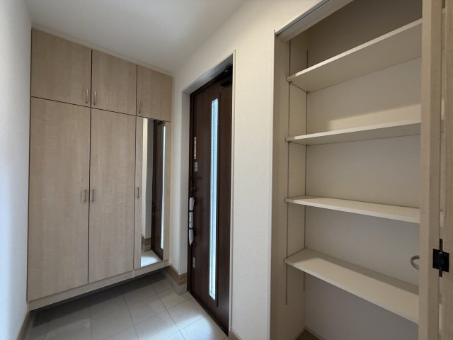 《仲介手数料無料》久喜市久喜東５丁目30-10新築一戸建てブルーミングガーデンの玄関