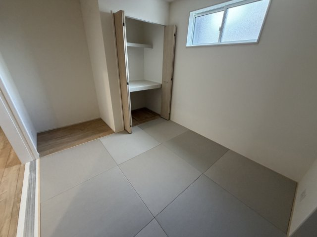《仲介手数料無料》久喜市久喜東５丁目30-10新築一戸建てブルーミングガーデンの和室|5.52帖 リビングとつながっています。