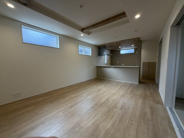 《仲介手数料無料》久喜市久喜東５丁目30-10新築一戸建てブルーミングガーデンの居間・リビング|LDK16.5帖