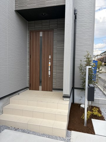 《仲介手数料無料》久喜市久喜東５丁目30-10新築一戸建てブルーミングガーデンの玄関