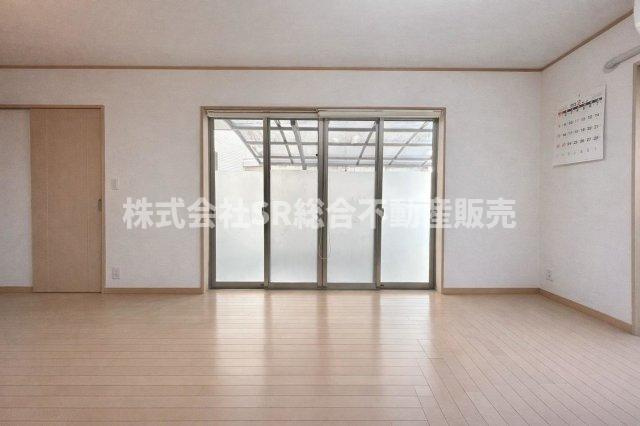 五条町中古戸建の居間・リビング|使いやすいリビングです