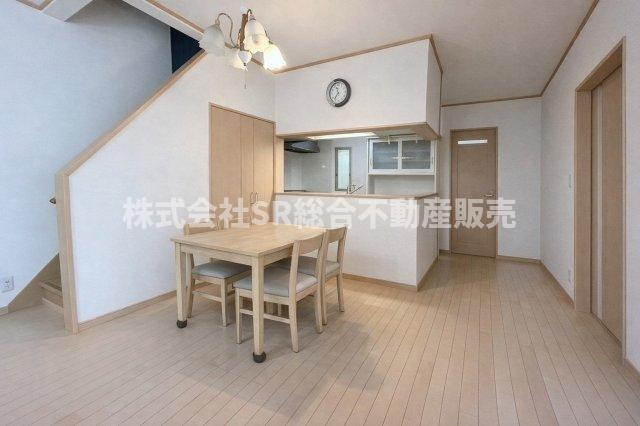 五条町中古戸建の居間・リビング|ゆったり過ごせるリビングです
