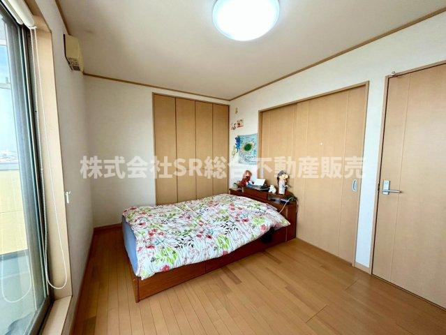 五条町中古戸建の寝室|落ち着いた色調の寝室です