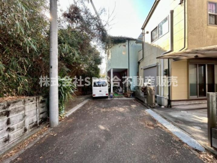 五条町中古戸建の前面道路含む現地写真|弊社は中古戸建のご紹介、その後のリフォームのご提案、
賃貸物件のご紹介、すべてご対応可能です。
お客様にあったプランをご提案致します。
まずはお問合せ下さいませ。
