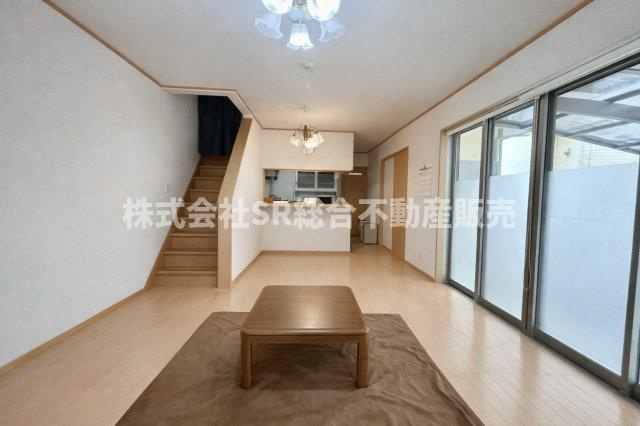 五条町中古戸建の居間・リビング|リビングは広々16帖♪ご家族と毎日顔を合わせられる造りで、ゆったりとお過ごしいただけます！