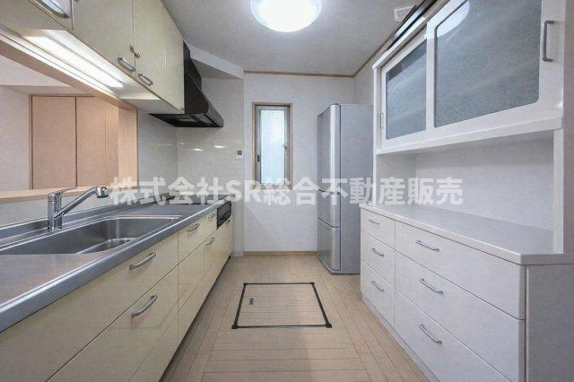 五条町中古戸建のキッチン|キッチンは人気の高いカウンターキッチン♪IHコンロで設備が充実していて快適にお料理できます！
