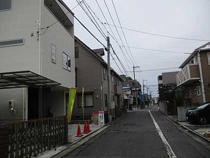 広島市西区古江新町　新築一戸建ての前面道路含む現地写真