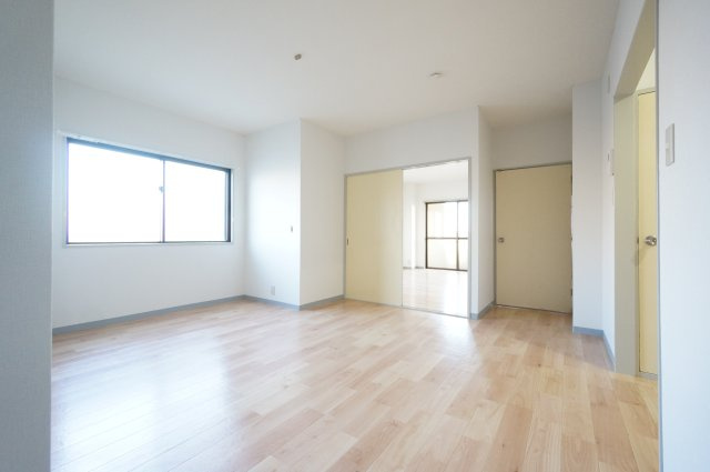 伊藤第三コーポの居間・リビング|物件、駅でお待ち合わせでのご案内歓迎！