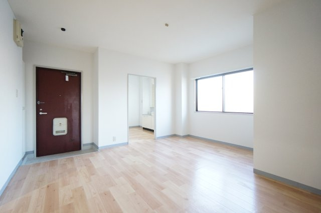 伊藤第三コーポの居間・リビング|物件、駅でお待ち合わせでのご案内歓迎！