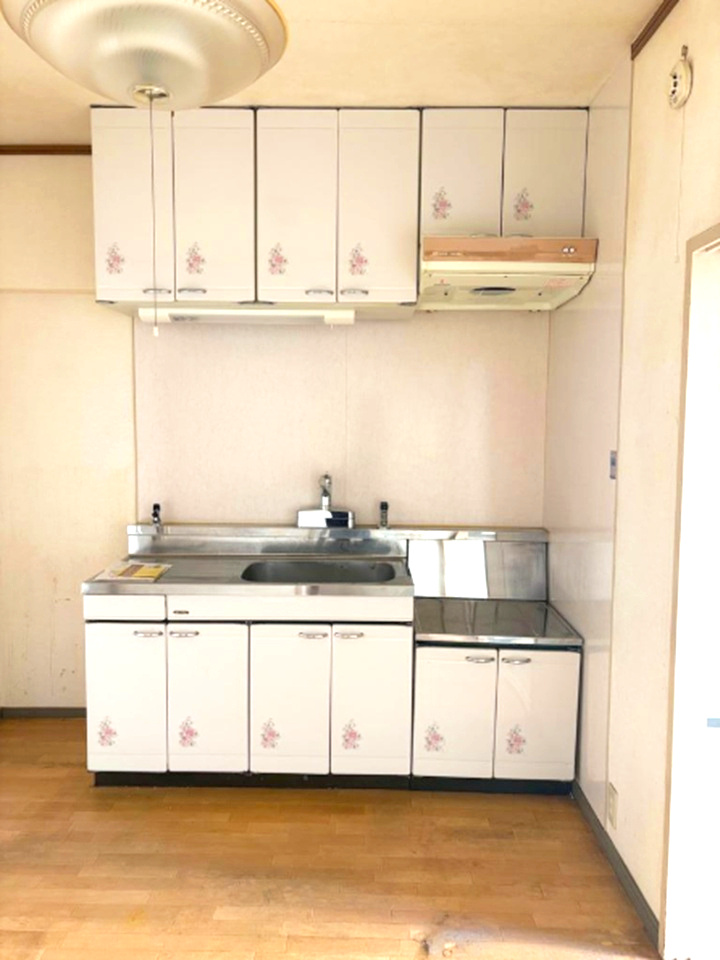 甲南第10兵庫コーポラスのキッチン|収納たっぷりなので調理器具や調味料も出し入れしやすいですね。
