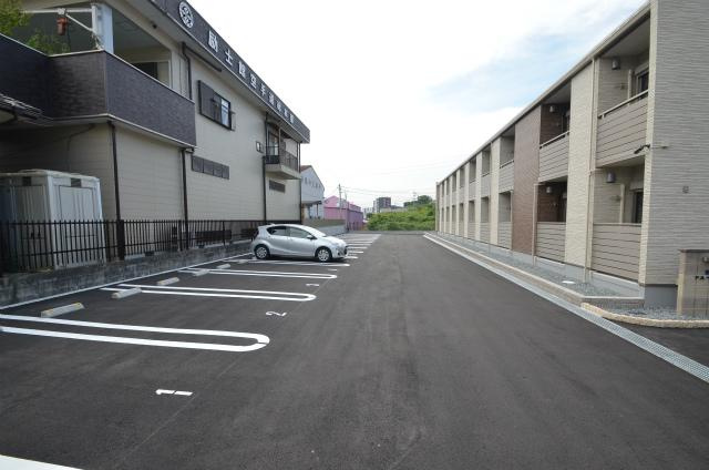 直方市大字上頓野のアパートの駐車場