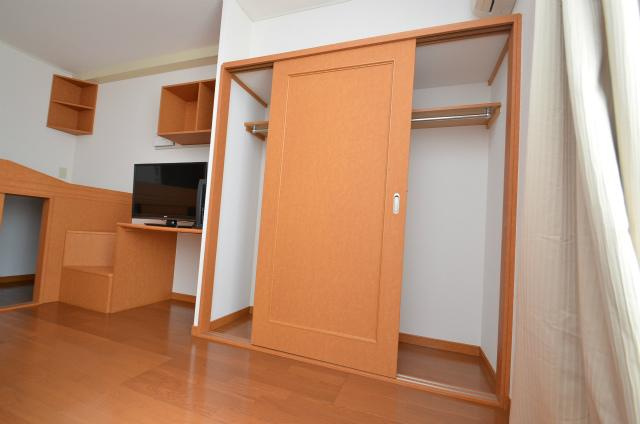 直方市大字感田のアパートの収納