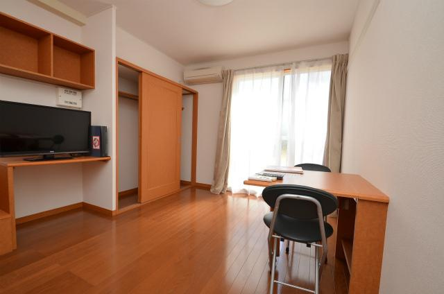 直方市大字感田のアパートの居間・リビング