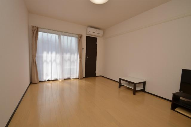 直方市大字感田のアパートの居間・リビング