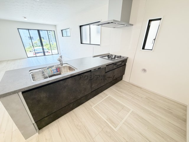 入間市大字小谷田・全2棟　新築一戸建　2号棟のキッチン|オープンエアなカウンタータイプの対面キッチン