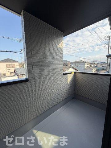 《仲介手数料無料》久喜市鷲宮４丁目2-12新築一戸建てリガーレのバルコニー|屋根が付いているので急な雨でも安心ですね！