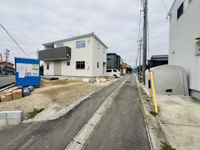 半田市亀崎高根町7丁目59番2『仲介手数料無料』新築戸建ての前面道路含む現地写真