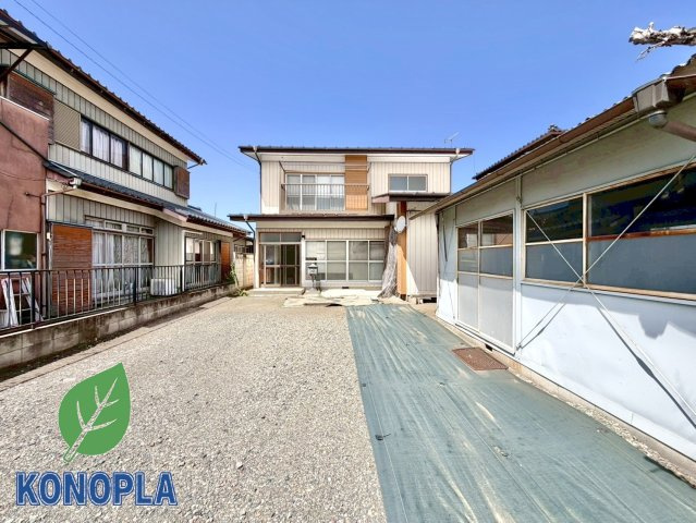 【中古戸建】みどり市笠懸町阿左美の外観|■外観｜広いお庭で子供達を伸び伸びと遊ばせてあげたい…！わんちゃんの為にドッグランを作りたい…！そんな願いが叶う91坪の敷地、4台駐車可能です♪