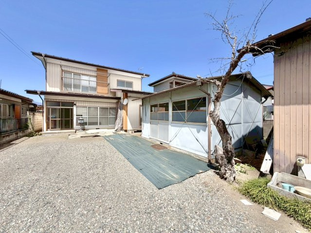 【中古戸建】みどり市笠懸町阿左美の外観|■外観｜ちょっとしたガーデニングや家庭菜園を楽しめる庭スペースがあり、日々の暮らしに彩りをプラスしてくれます。