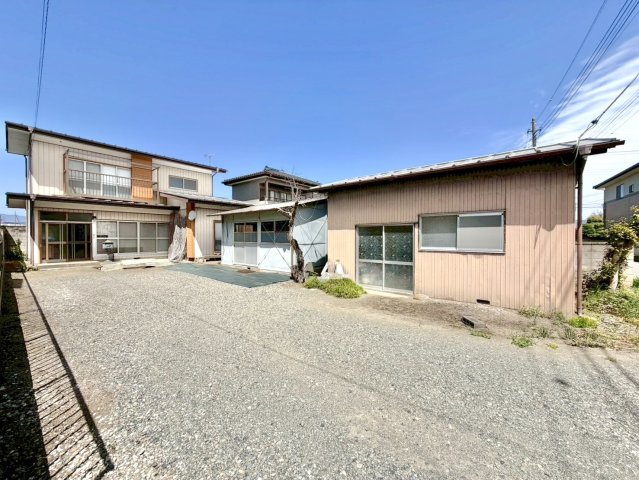 【中古戸建】みどり市笠懸町阿左美の外観|■外観｜広々とした駐車スペースで楽々駐車可能！お買い物後もスムーズにお荷物を運べます♪