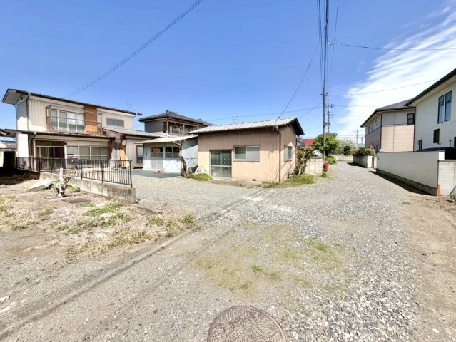 【中古戸建】みどり市笠懸町阿左美の前面道路含む現地写真|■外観｜道路幅にゆとりがあることで駐車もしやすく、来客時や複数台利用の際にもストレスを感じにくいのが魅力の一つです♪
