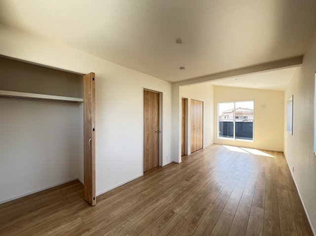 香芝市西真美　第2期　全１棟の子供部屋|2室に分けて使うことのできる洋室12帖（6帖×2部屋）クローゼット付き