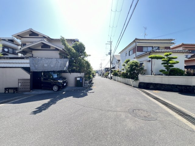 香芝市西真美　第2期　全１棟の前面道路含む現地写真