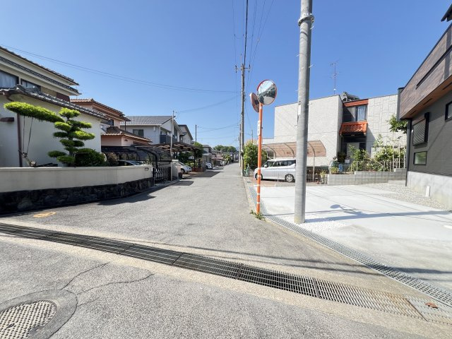香芝市西真美　第2期　全１棟の前面道路含む現地写真