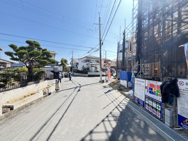 香芝市西真美　第2期　全１棟の前面道路含む現地写真