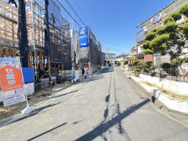 香芝市西真美　第2期　全１棟の前面道路含む現地写真