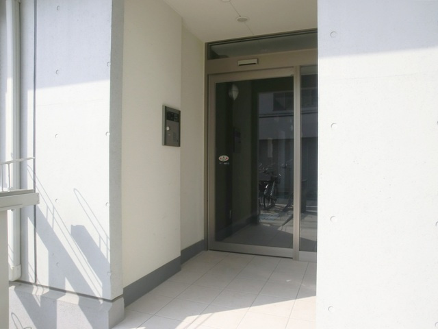 フェアリープレイスのエントランス|建物入口です♪