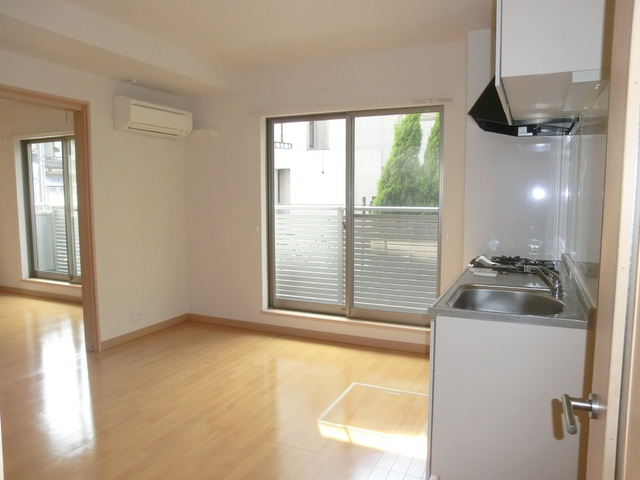 フェアリープレイスの居間・リビング|明るいキッチンです☆