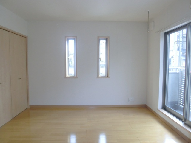 フェアリープレイスの寝室|ベランダに面した使いやすい洋室です☆