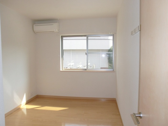 フェアリープレイスの寝室|南に面した、明るい洋室です☆