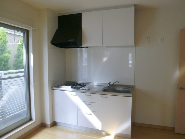 フェアリープレイスのキッチン|バルコニーに面したキッチンスペースです☆