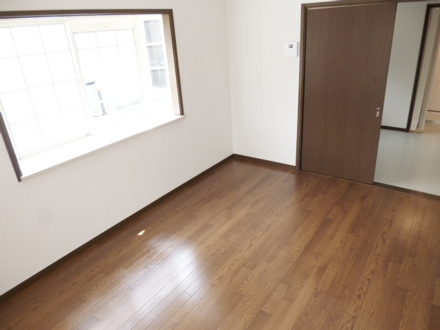 サンライズコーポの洋室|二面採光で明るい室内です☆