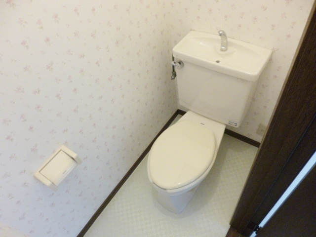 サンライズコーポのトイレ|トイレのクロスも可愛らしいですね♪