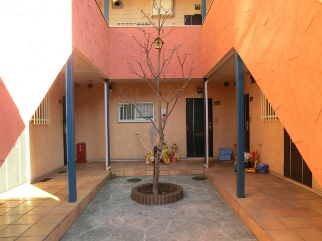 サンライズコーポのエントランス|お洒落な建物です。