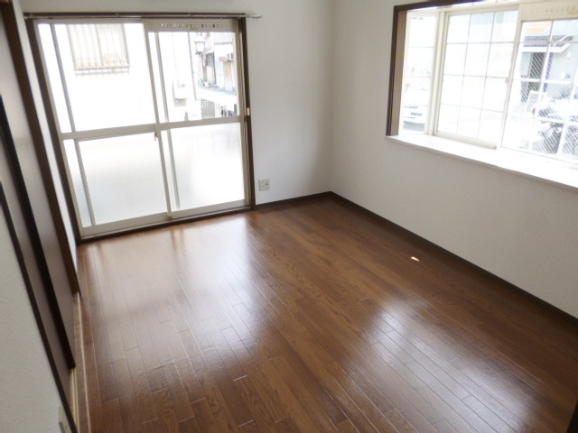 サンライズコーポの居間・リビング|出窓付きの角部屋♪